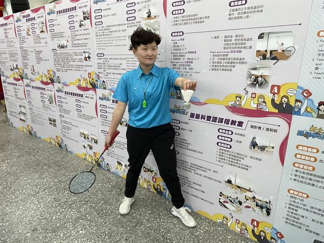 莺歌工商体育老师吴依凡感嘆体育选手过往处处受限于语言能力，出国比赛无法与国外选手交流，她通过双语认证后，将英文融入羽球课，不少学生反应热烈，直呼「很特别」。（蔡雯如摄）