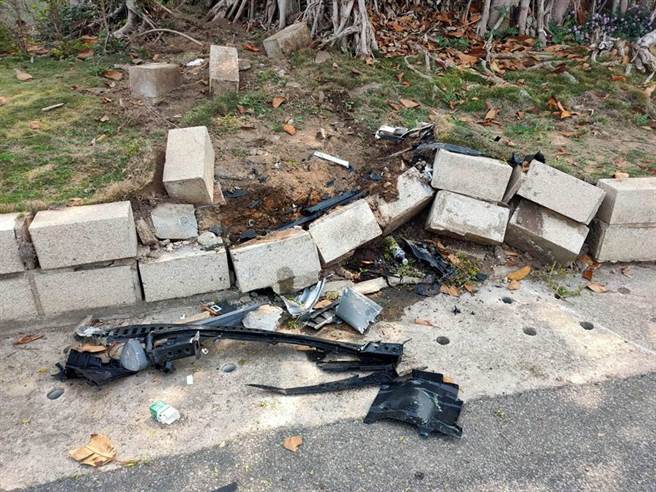 衝撞現場土石散落一地。（警方提供）