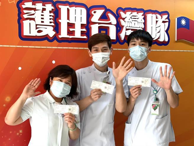 衛福部台南醫院護理師獲贈五月天門票嗨翻天。（台南醫院提供／程炳璋台南傳真）