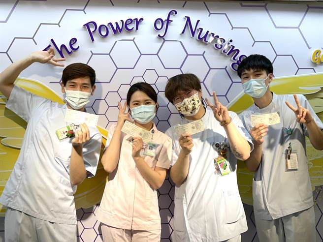 衛福部台南醫院防疫天使院內抽籤抽中五月天門票，興奮化身五月天歌迷。（台南醫院提供／程炳璋台南傳真）