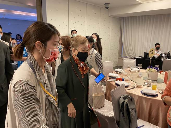 柯媽何瑞英（左二）出席座談會，被問及民進黨立委王定宇分租床位疑雲，直斥王定宇「沒良心」。（莊旻靜攝）