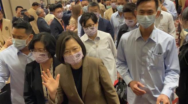 总统蔡英文参加磐石会会长交接仪式，向各界企业菁英说明电力政策，并私下会晤台中市长卢秀燕，两人达成「中火燃气取代燃煤」的共识。（陈淑芬摄）