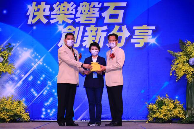 磐石会举办会长交接仪式，台中市长卢秀燕（中）主持会长的印信交接。（陈淑芬摄）