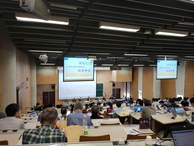 台大今(20)日召开校务会议并通过决议，原本由永龄基金会出资捐赠、编制独立的台大癌医中心医院，正式改列为台大医学院附设医院分院。(李侑珊摄)