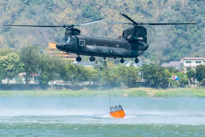 陸軍航空特戰指揮部出動CH-47直升機，協助灑水救火。（國防部提供）