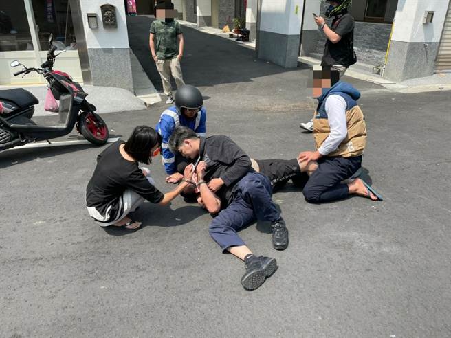 頭份分局斗坪所所長鍾政堂（中者制伏嫌犯者）奮力逮捕賴姓竊嫌，賴妻（左）也一併被捕。（頭份警分局提供／謝明俊苗栗傳真）