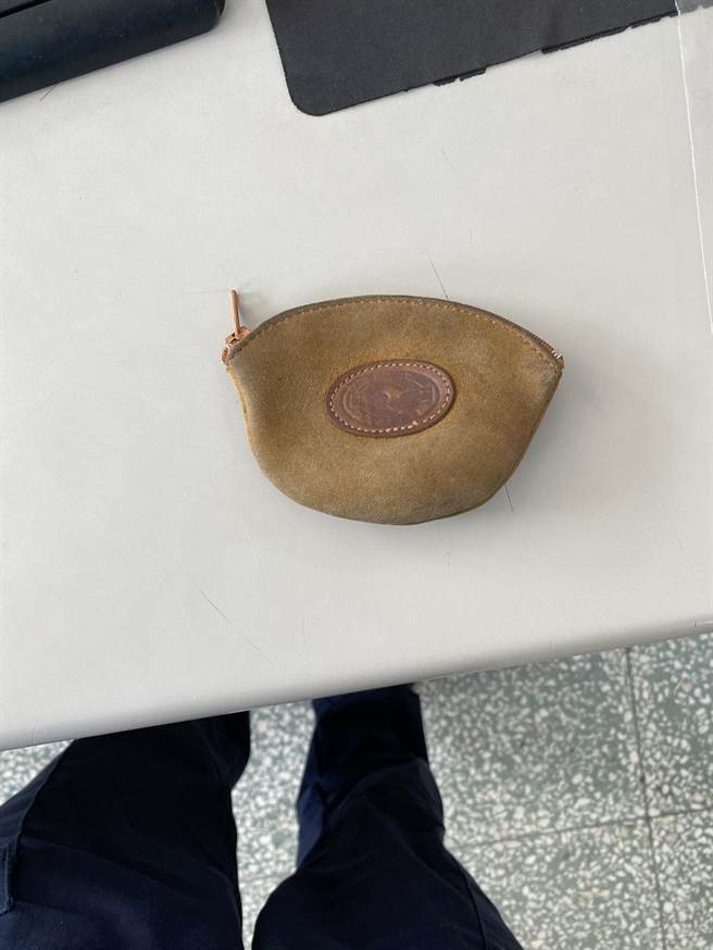 斗坪所官警逮獲賴姓竊嫌夫婦，起出被害阿婆被偷皮包。（頭份警分局提供／謝明俊苗栗傳真）