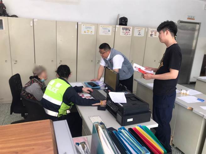被害阿婆前往斗坪所製作指證筆錄，剛好遇見縣警局長周煥興，用客家話向局長道謝。（頭份警分局提供／謝明俊苗栗傳真）