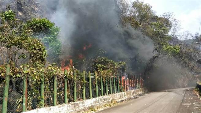 尖石乡玉峰村传出森林火警，消防局抢救中。（翻摄照片／庄旻静新竹传真）
