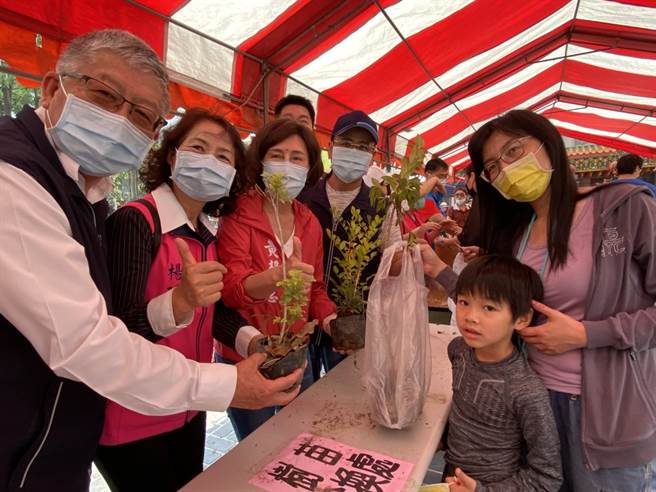 市议员黄馨慧20日与区公所区长陈宝云等，共同举办「环保大树聚」赠树苗亲子活动。（市议会黄馨慧提供）