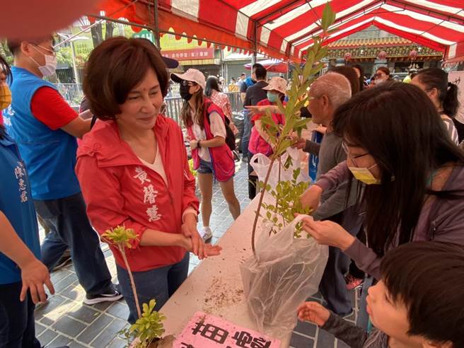 市议员黄馨慧20日与区公所区长陈宝云等，共同举办「环保大树聚」赠树苗亲子活动。（市议会黄馨慧提供）