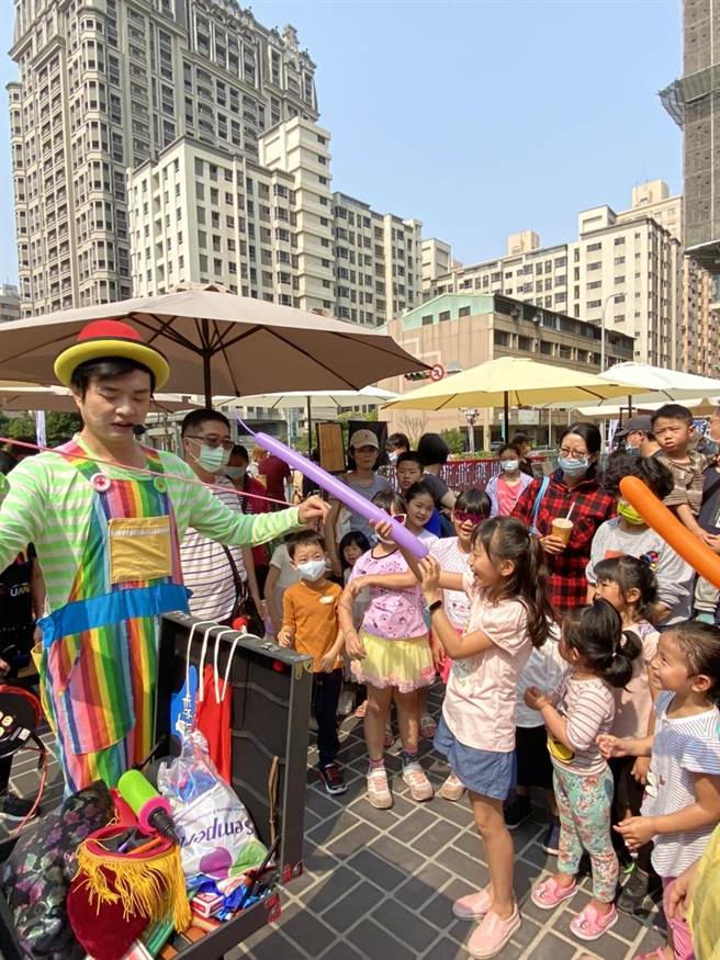 现场安排农创市集、动物健诊及文创气球，并准备500株桂花、七里香等等树苗，不到20分钟「秒杀」发送完毕。（市议会黄馨慧提供）