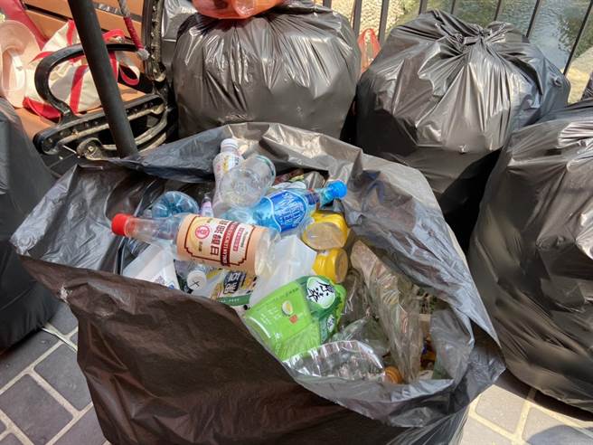 现场回收超过1500支宝特瓶，将全数交由资源回收，达到回收塑胶、环保减碳目的。（市议会黄馨慧提供）