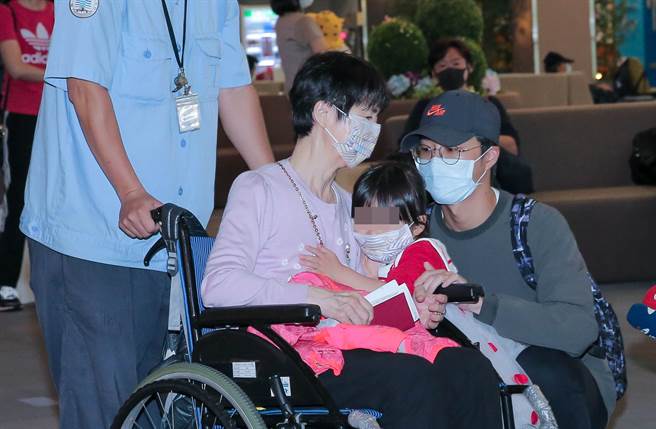 福原愛母親返回日本前與孫女不捨擁抱。（圖／盧禕祺攝）