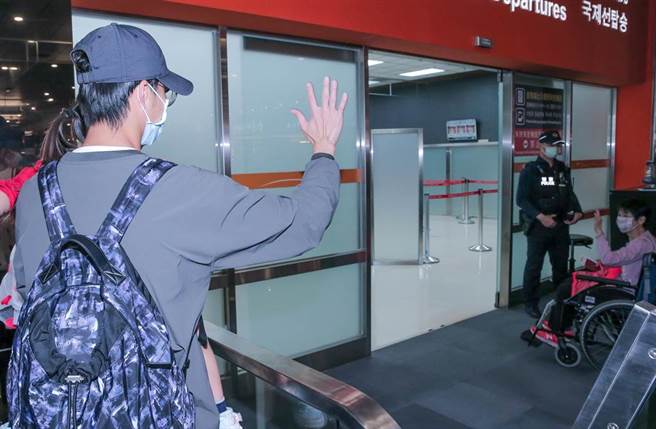 江宏傑低調送機仍被大批媒體包圍。（圖／盧禕祺攝）