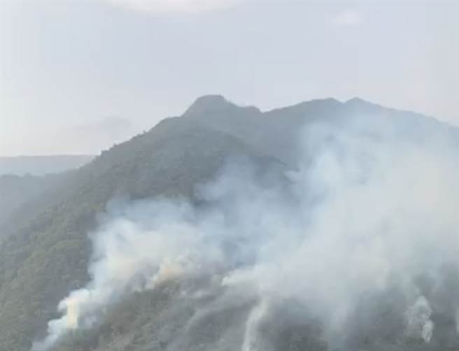 新竹县尖石乡20日上午11时许发生森林大火，整座山头都瀰漫火灾所窜起的浓密白烟。（翻摄脸书Iban John Micya Luo）