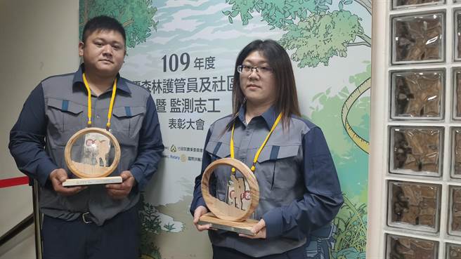护管员汪竣泰（左）及护管员罗雅靖（右）今天获颁优秀森林护管员。（林良齐摄）