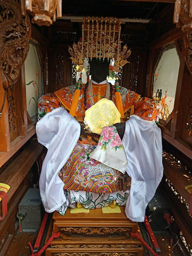 台南开基天后祖庙万历妈首度穿上金履鞋，还手持金扇子遶境。（洪荣志摄）