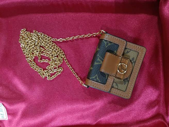 台南开基天后祖庙万历妈遶境配件最新款的LV行动电话耳机包。（洪荣志摄）