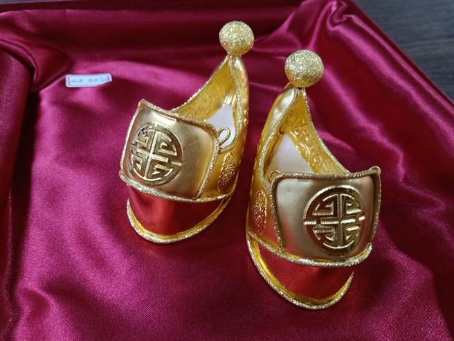 台南开基天后祖庙万历妈遶境的行头中，最吸睛的金履鞋。（洪荣志摄）
