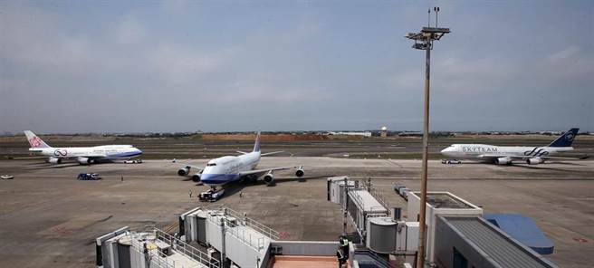 起飞前华航特地安排两架同型机在滑行道上，以机首对望的姿态，向最后的747班机致意。（范扬光摄）