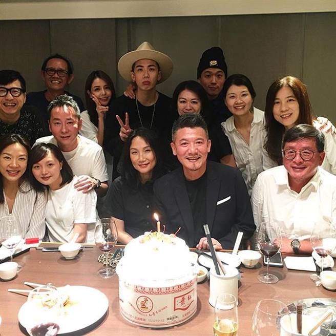 2017年8月13日，柯震东与李毓芬出席柯爸柯耀宗的生日会。（取材自柯耀宗IG）