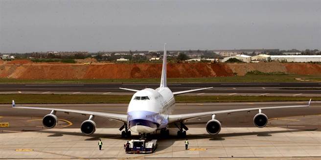 中华航空20日为旗下最后一架747客机举办退役活动「后翼起飞」，此架班号CI-2747的微旅行班机搭载375名旅客，完成最后一趟载客飞行任务。（范扬光摄）