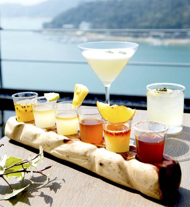 雲品飯店雲月舫推出TEA SHOT特組，喝起來清爽柔順，是本季相當吸睛的主打飲品，深受日月潭遊客喜愛。（黃立杰攝）