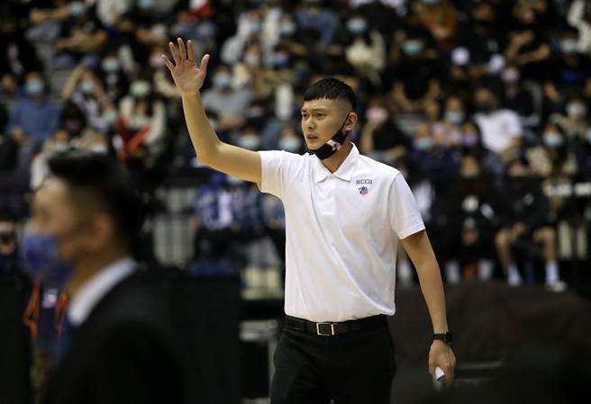 政大总教练陈子威20日赛后透露，找来成功案例分享夺冠经验的作法很成功。(李弘斌摄)