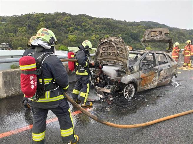 國道五揚高架南下47.5K20日15時36分發生火燒車，所幸車主早已先行下車。（翻攝照片／賴佑維桃園傳真）
