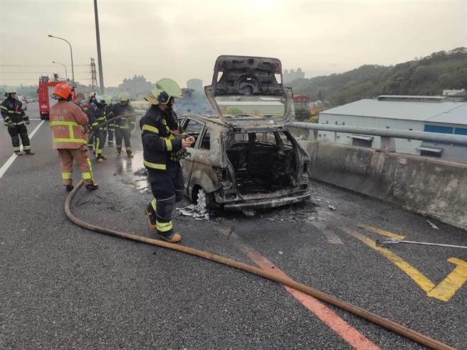 國道五揚高架南下47.5K20日15時36分發生火燒車，所幸車主早已先行下車。（翻攝照片／賴佑維桃園傳真）