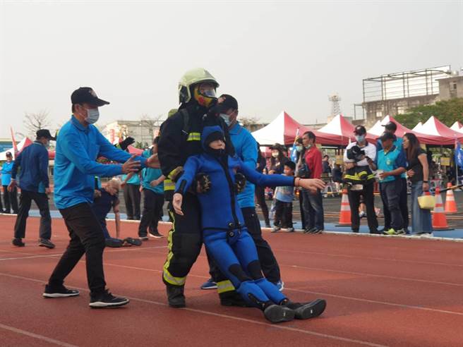 備戰桃園市義消競技大賽義消菁英提前競技。(消防局提供／呂筱蟬桃園傳真)