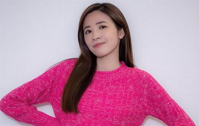 前中天正妹主播王乃伃遭到网友性骚扰。（图／IG@ mandynews0429）