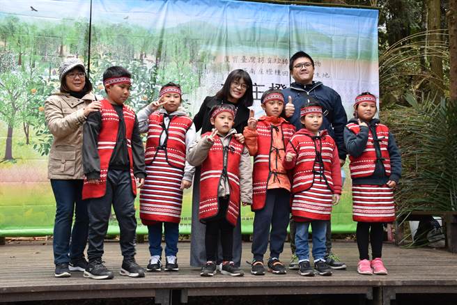 蓬莱国小校长林恩惠（后排左）非常注重赛夏文化传承，由赛夏族长辈教导同学们学习赛夏族传统歌谣。（谢明俊摄）