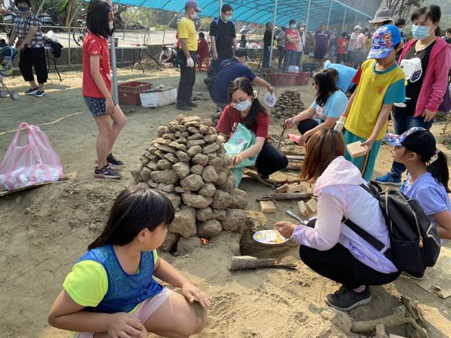 山上区公所今天举办食农体验活动，亲子同乐焢土窑，食材中的地瓜、花生还是半年前亲手种下的。（山上区公所提供／庄曜聪台南传真）