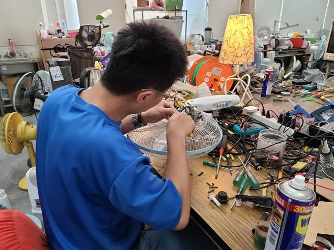 清净园区家电诊所队员刘彦宏维修旧电器相当辛苦，尤其是电扇类的叶片难处理。（台中市环保局提供／陈淑芬台中传真）