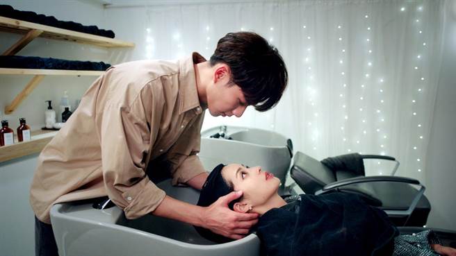 吴念轩为莫允雯洗头，不小心将水泼到她衣服。（三立提供）