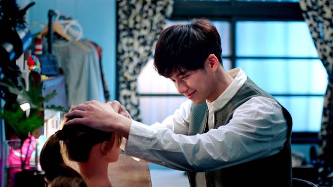 吴念轩诠释专业髮型师角色，私下勤练美髮技术。（三立提供）