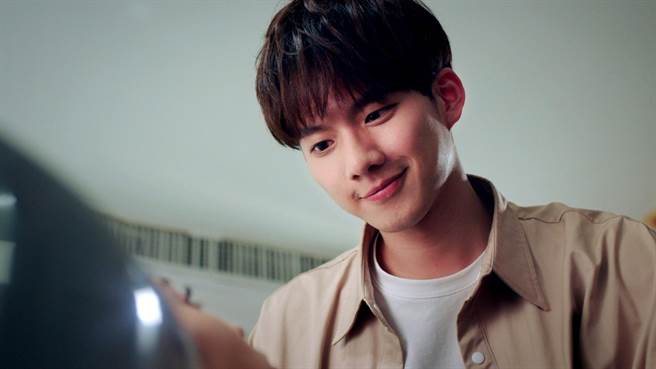 吴念轩剧中饰演专业髮型师。（三立提供）