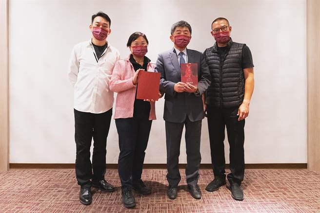 《茶花女》導演楊士平（左起）、衛福部長陳時中夫人孫琬玲、陳時中、衛武營藝術總監簡文彬。（衛武營國家藝術文化中心提供／曹明正高雄傳真）