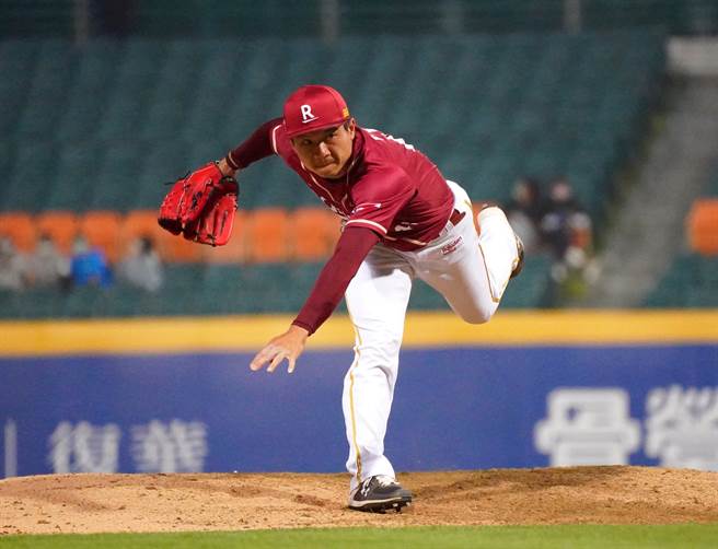 賴鴻誠今年改披樂天桃猿戰袍，19日首度面對老東家，走上投手丘時全場富邦球迷報以熱情掌聲。（樂天桃猿提供）