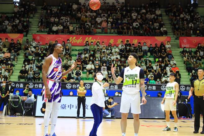 台中市長盧秀燕20日親自到場替夢想家與攻城獅之戰開球。(台中市運動局提供)