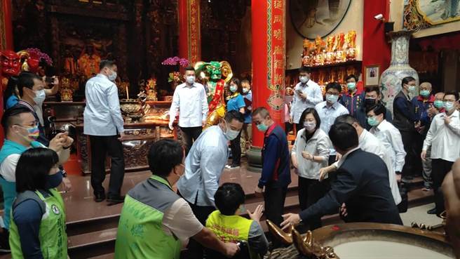 总统蔡英文20日下午到台中太平圣和宫参香，也特别向车祸受伤仍在復健的台中市议员张玉嬿加油打气。（冯惠宜摄）