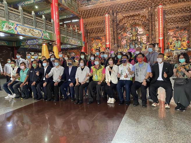 总统蔡英文20日下午到大里草湖太子宫参香，并与支持者合影。（冯惠宜摄）