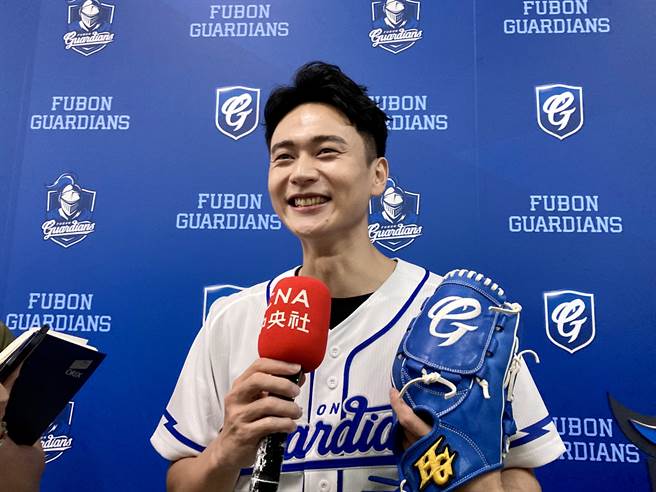 「雙金男神」劉冠廷為富邦悍將開球，直呼緊張程度高過頒獎典禮。（鄧心瑜攝）