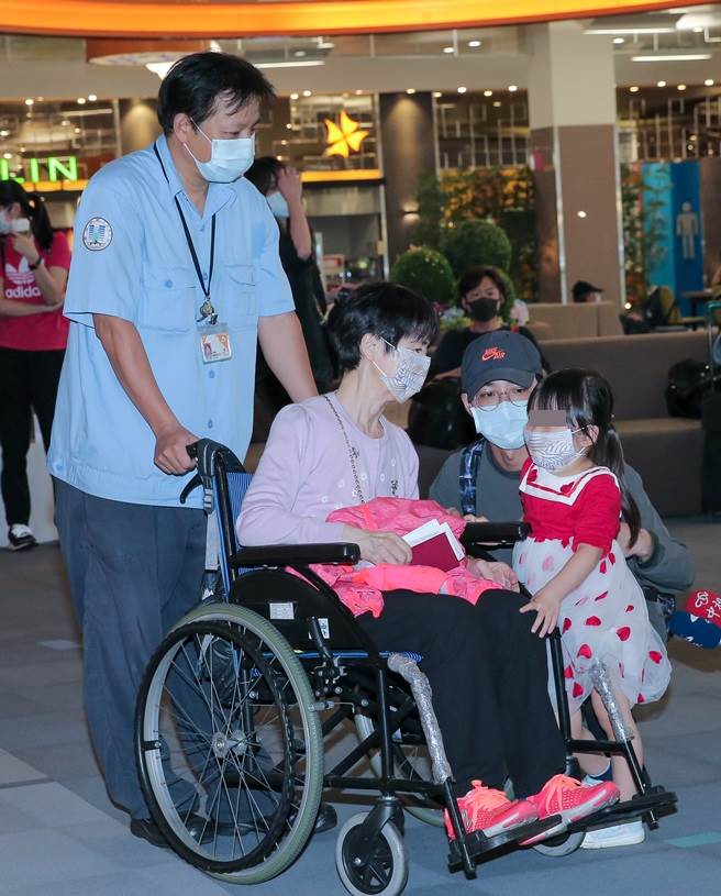 江宏杰全家出动送福原爱母亲到机场。(卢祎祺摄)