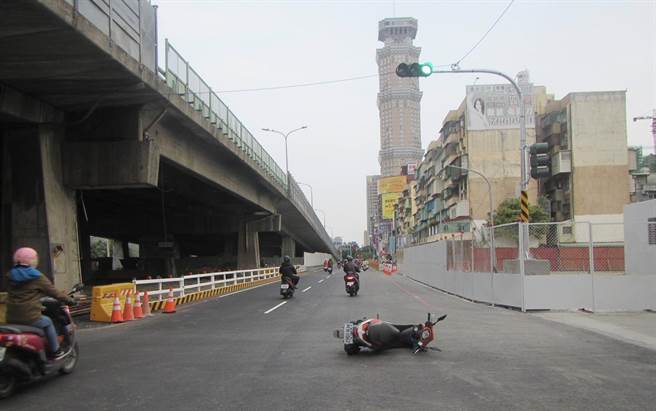 高雄潘姓男子在去年元旦骑乘机车行经苓雅区武智街30巷，欲右转三多一路时，与直行的叶姓女骑士发生擦撞，并遭指控车祸后，听闻叶女要报警，潘男竟然随即骑车逃离现场，但法官认为叶女的说词与事实有所出入，难认潘男犯肇事逃逸罪，高雄地院判潘男无罪。（示意图／本报资料照）