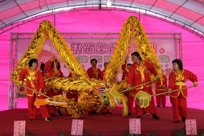 頭屋鄉樂齡學習中心結合在地特色推出舞龍課程，參加近10場活動演出，展現活力與成果。（何冠嫻攝）