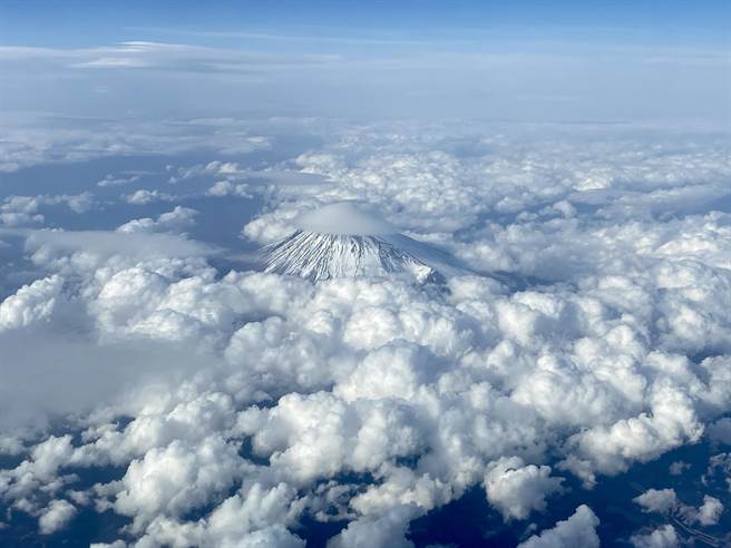 华航最后一趟波音747客机飞过日本富士山。（陈佑诚摄）