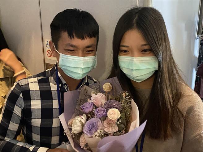 杨姓旅客（左）趁着飞机飞到日本富士山上空，向女友求婚成功。（陈佑诚摄）